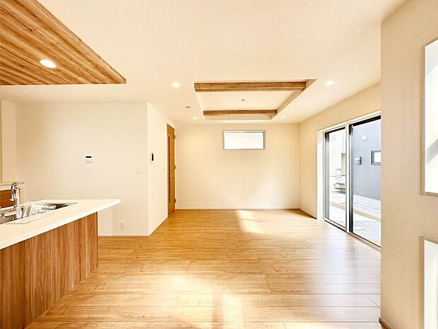 明るい陽光が注ぎ、寛ぎの雰囲気に満たされるリビング・ダイニング。