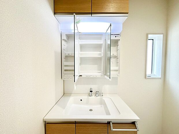 三面鏡の裏に、化粧品や衛生用品などを収納可能。洗面台をすっきりと保ちます！