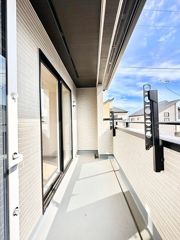ゆったりバルコニーだから沢山お洗濯ものを干せます。