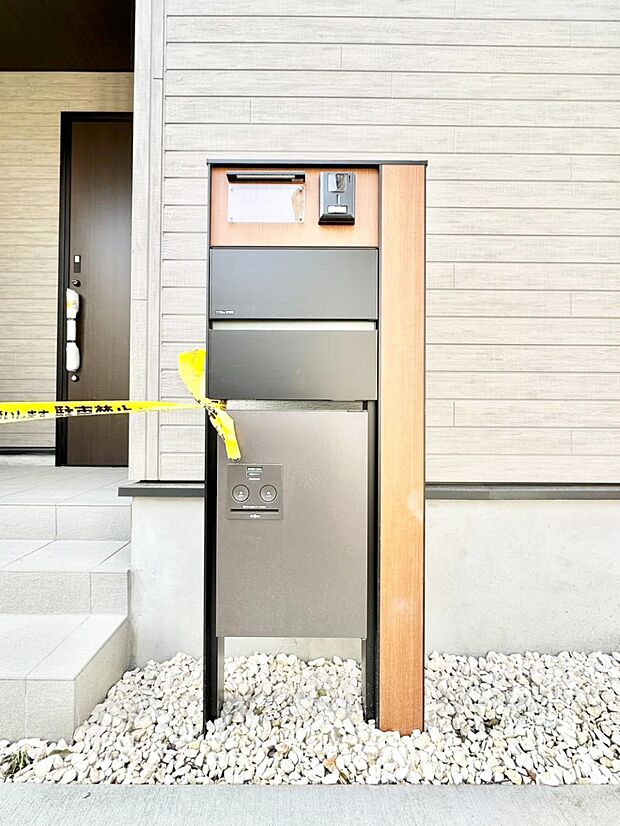 表札・インターホン・ポスト・宅配ＢＯＸをひとつに集約。エントランスになじむシンプルデザイン。