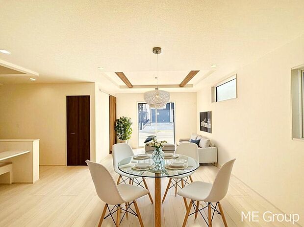 ご家族の賑やかな話し声で包まれる明るいリビング  ※家具はCGです