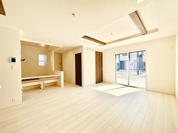 折り上げ天井はは立体的な奥行きがあるので、天井が広く見えて開放的な空間を演出できます。