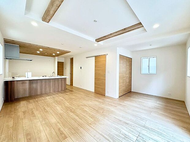 折り上げ天井はは立体的な奥行きがあるので、天井が広く見えて開放的な空間を演出できます。