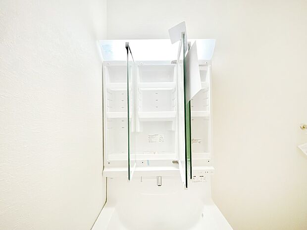 三面鏡の裏に、化粧品や衛生用品などを収納可能。洗面台をすっきりと保ちます！
