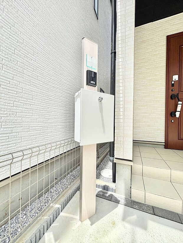 シンプルなデザインのポスト