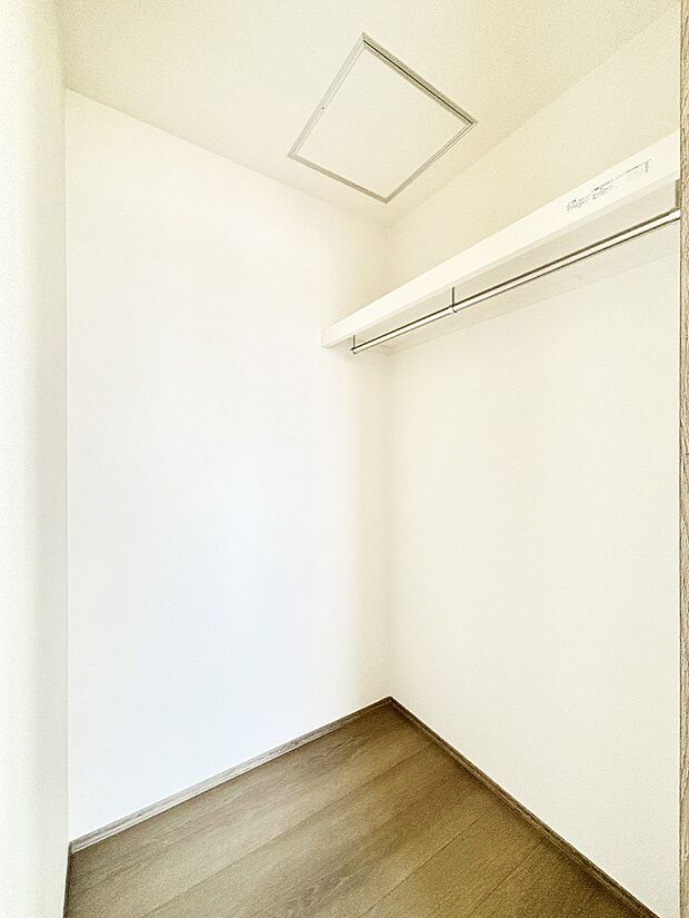 ウォークインクローゼット付きで生活空間を広く利用できます。