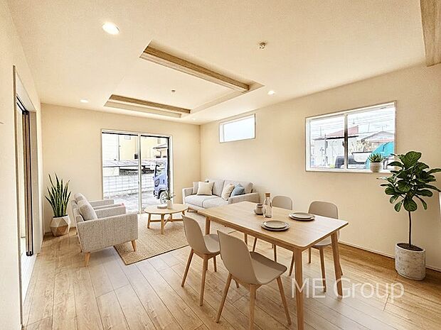 ご家族の賑やかな話し声で包まれる明るいリビング  ※家具はCGです