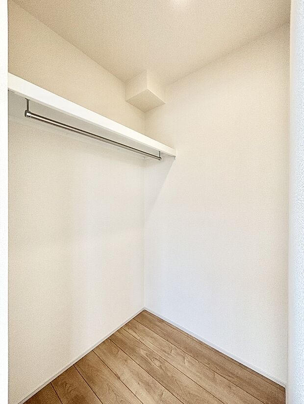 ウォークインクローゼット付きで生活空間を広く利用できます。