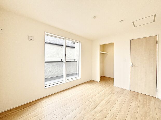 明るいバルコニーサイドに洋室を設置。目覚めの良い寝室に。 