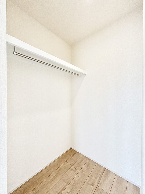 ウォークインクローゼット付きで生活空間を広く利用できます。