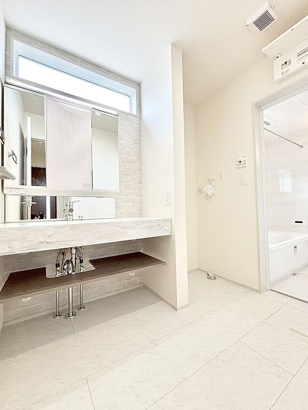 清潔感のある快適空間です。毎日の身支度も気持ち良くお使い頂けます。 