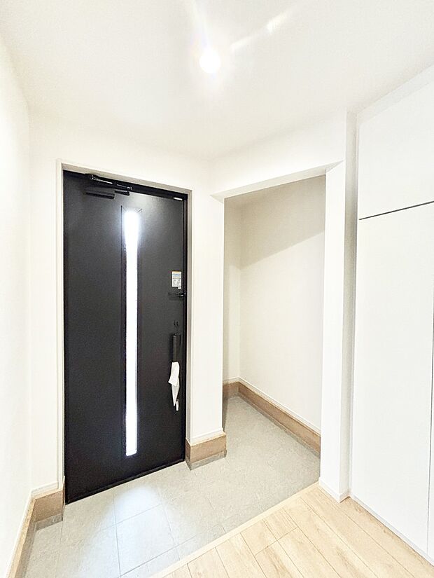 明るい陽光が入り込む玄関。ご家族の靴もスッキリ収納できる玄関収納付き!