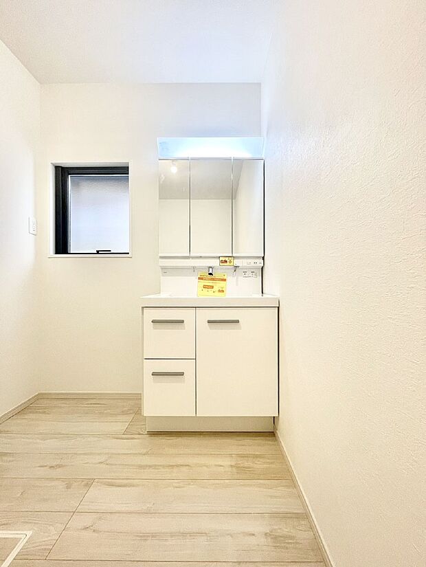大きく見やすい三面鏡で清潔感ある洗面台は、身だしなみチェックや肌のお手入れにおすすめです。