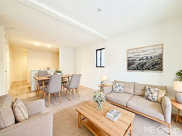 ご家族の賑やかな話し声で包まれる明るいリビング ※家具はCGです