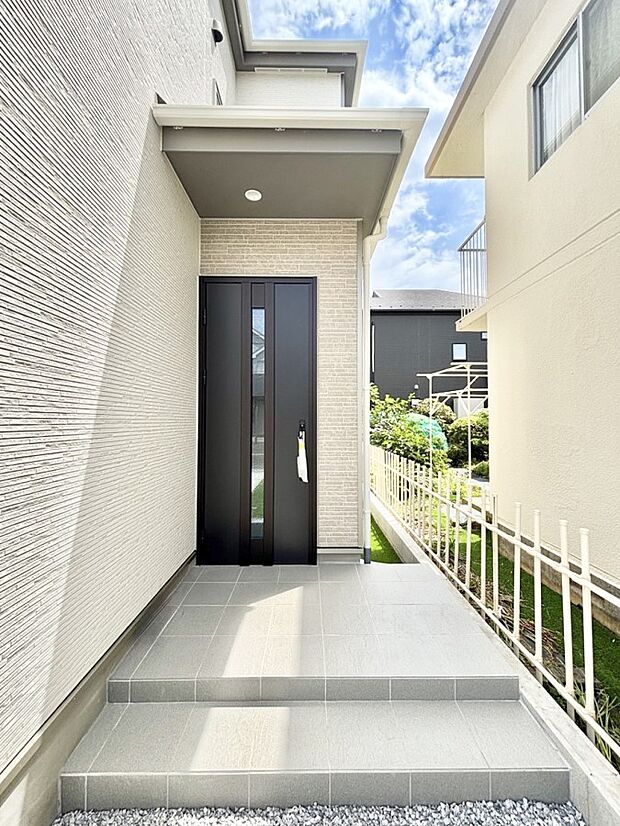 住まいの顔を演出する、玄関ドア。