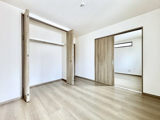 引き戸を開けて広々12.6帖のお部屋として利用することもできますね。