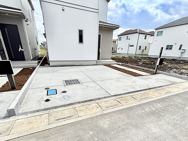 2台(車種による)駐車可!ご家族みんなの自転車も置ける広々カースペース。