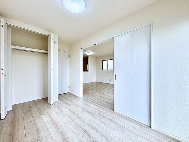 リビング隣接の洋室は個室としても利用できます
