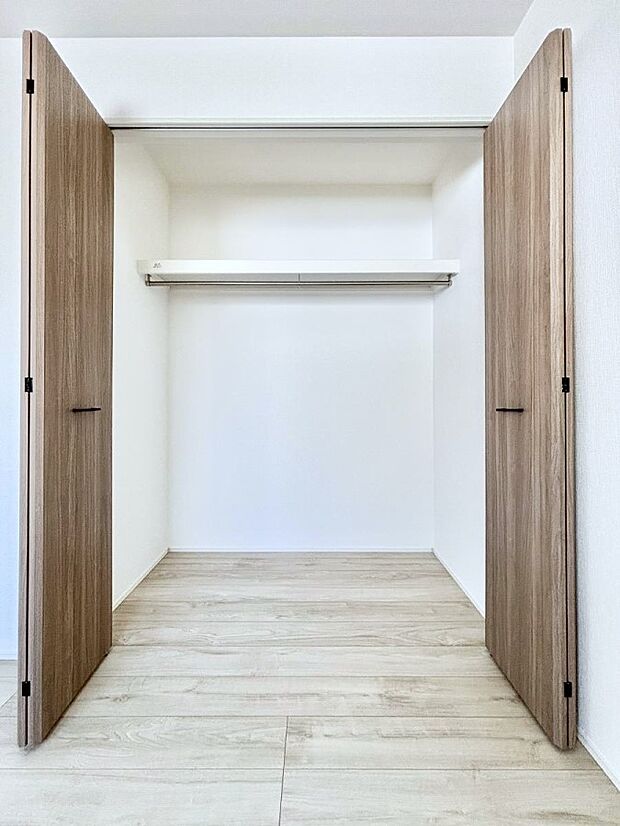 洋室のクローゼット。奥行きがあるので厚手の衣類もすっきり収まります。
