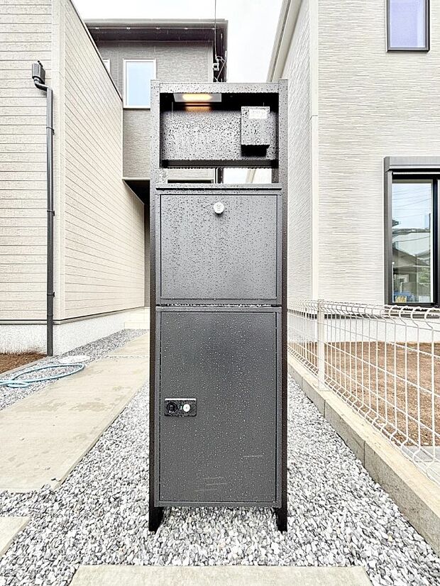表札・インターホン・ポスト・宅配ＢＯＸをひとつに集約。エントランスになじむシンプルデザイン。
