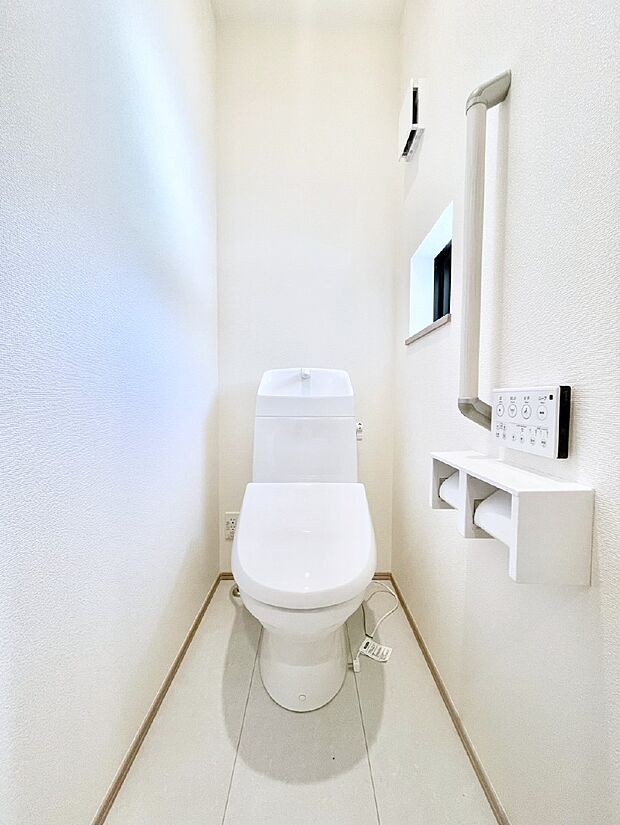 明るく清潔感のあるトイレです。