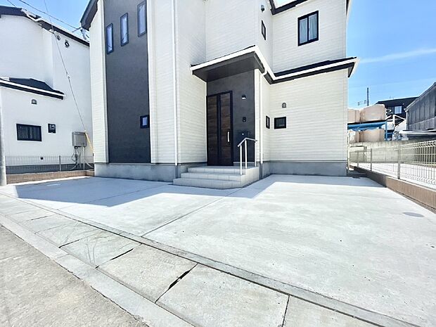 駐車2台可能!急なお客様の駐車に。また、ご家族の自転車スペースとしても大活躍。