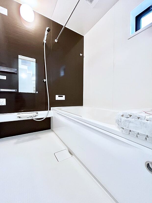 一日の疲れを癒してくれる明るい清潔感のあるバスルーム