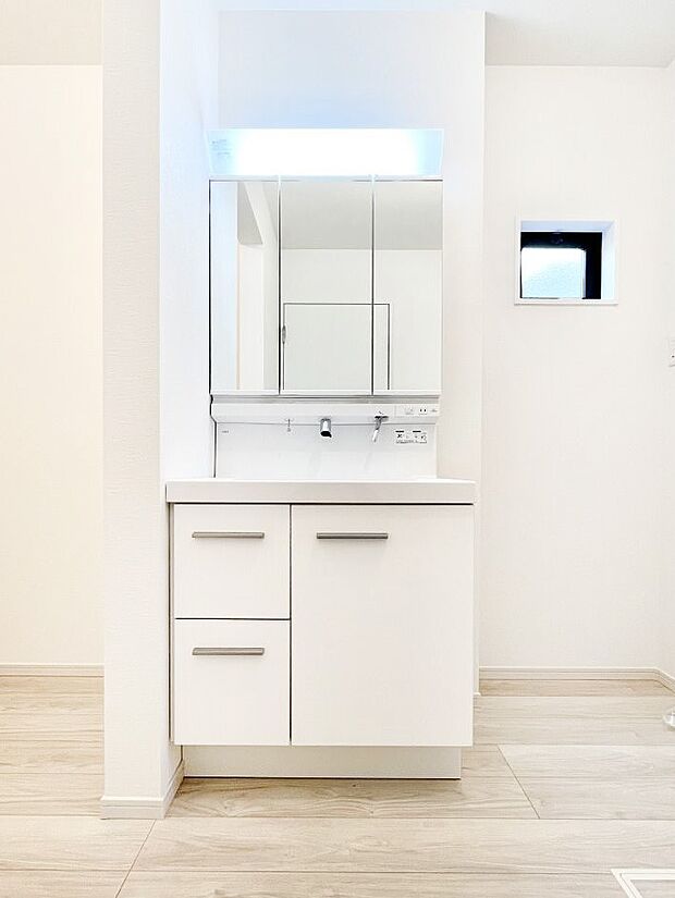 収納力と機能性に優れた洗面化粧台