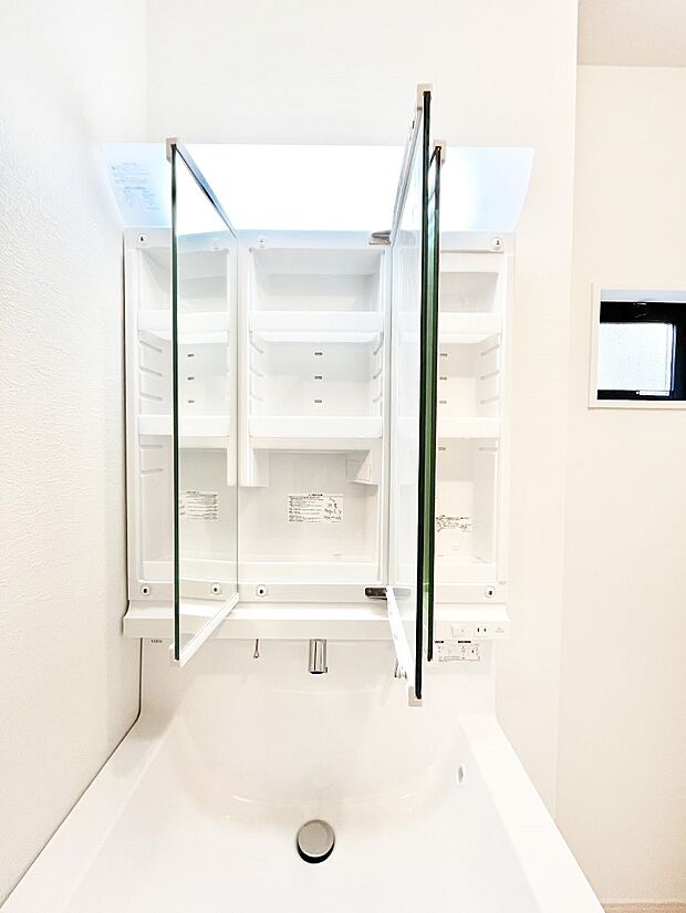 三面鏡の裏に、化粧品や衛生用品などを収納可能。洗面台をすっきりと保ちます！