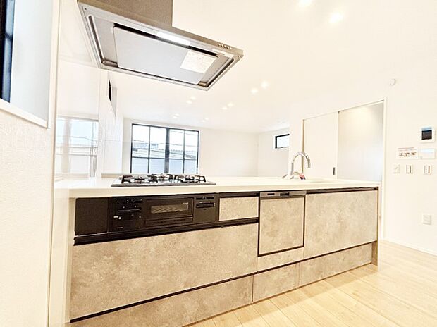 システムキッチンはシンプルでスッキリした飽きの来ないデザインなので永く使えそう！