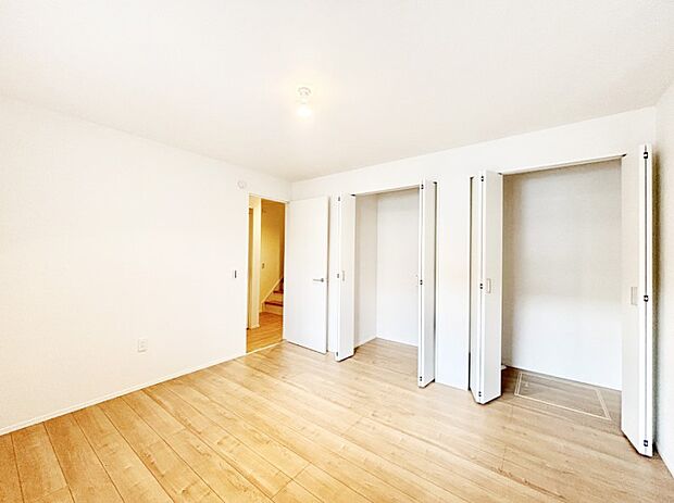 クローゼット付きのお部屋でスッキリとした空間でゆったり寛げます。