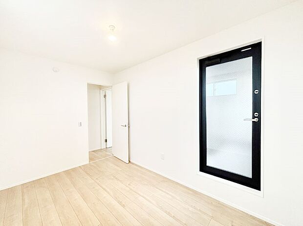 窓からのやさしい光が心地よいプライベートルーム