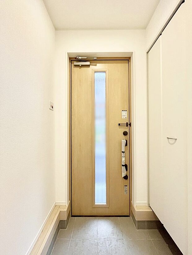 ガラススリットの入った玄関ドアが室内に光を届けてくれます