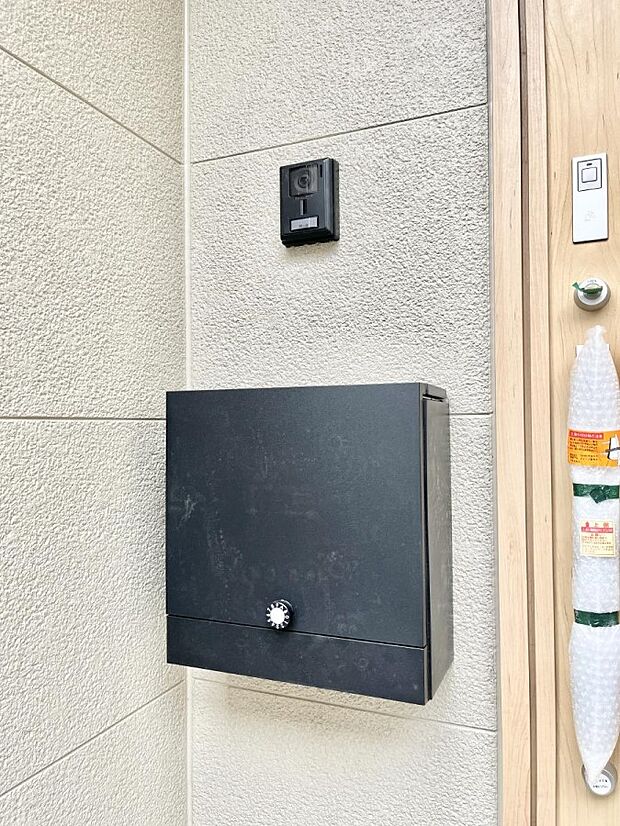 シンプルなデザインのポスト