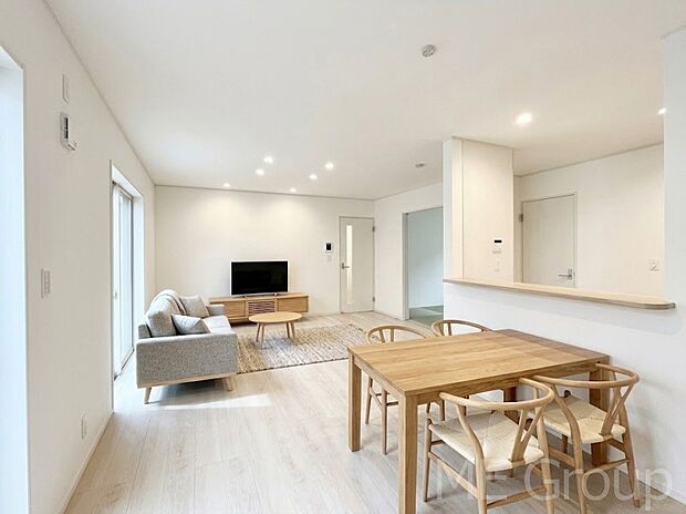 ご家族の賑やかな話し声で包まれる明るいリビング ※家具はCGです