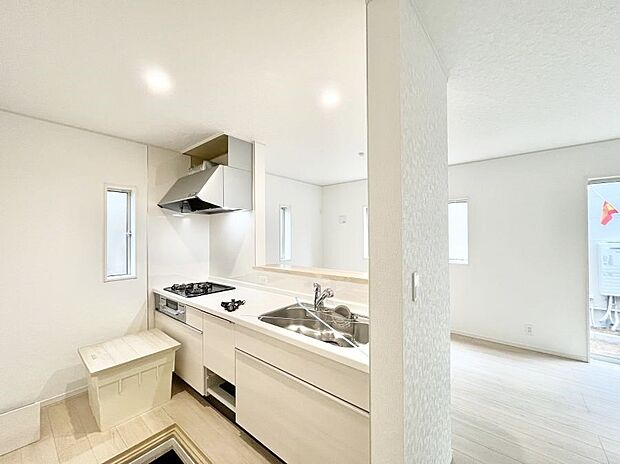 爽やかな風が通り抜けるキッチン。窓があるので明るく換気にも役立ちます。