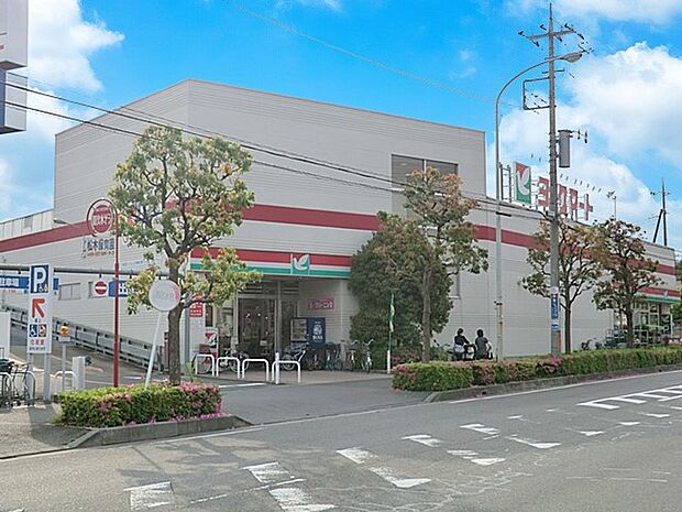 スーパー 700m ヨークマート三室店