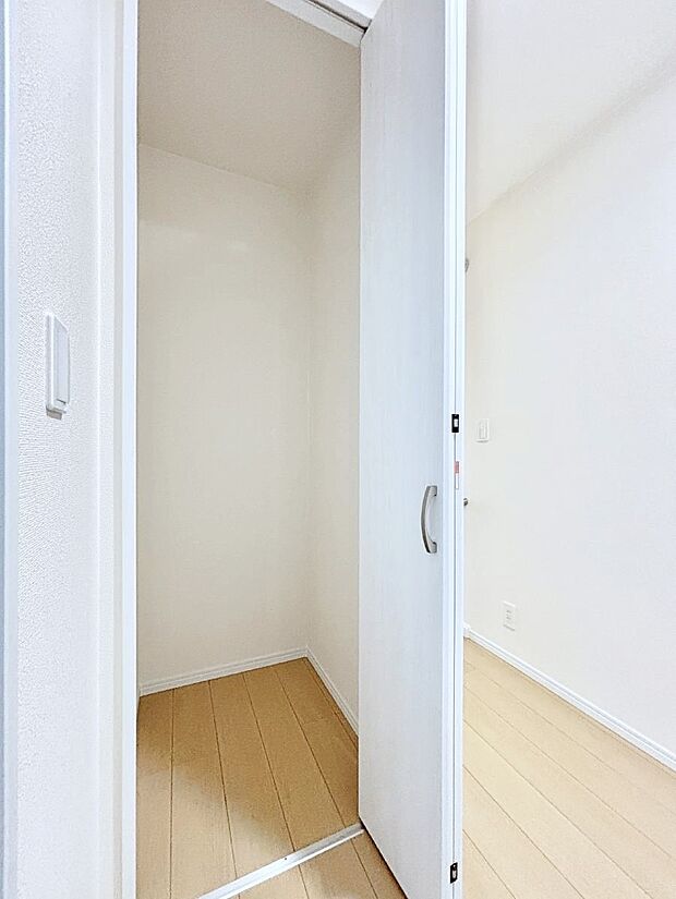 廊下収納。掃除道具や季節の小物を収納することができます。