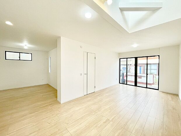 穏やかな陽だまりに包まれる、居心地の良いリビングで家族団らん！