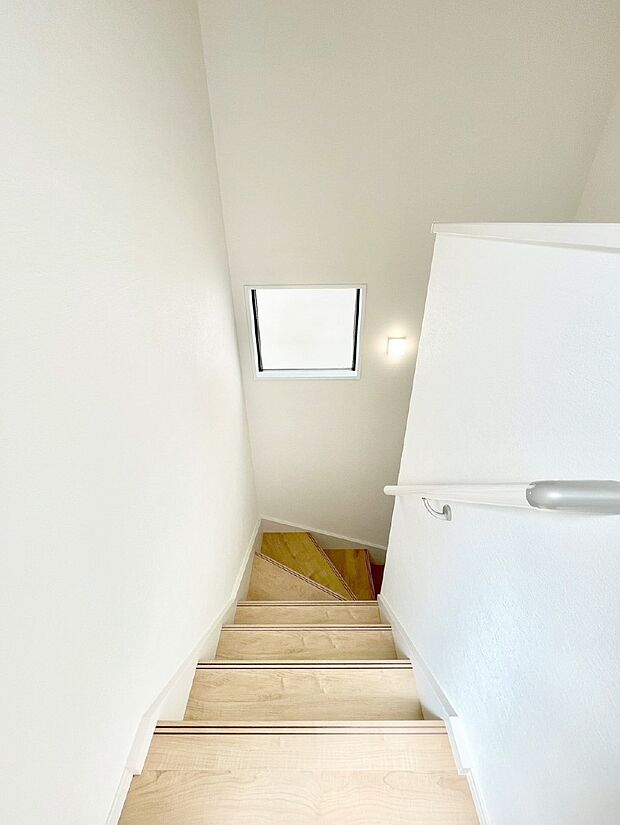 安全性を考慮し階段には手すりを設置しています