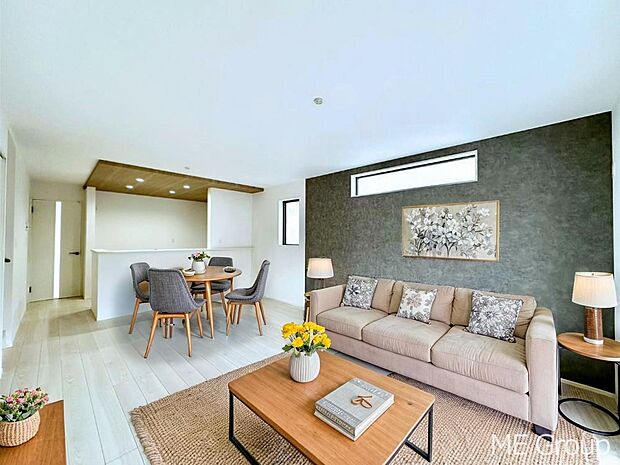 ご家族の賑やかな話し声で包まれる明るいリビング  ※家具はCGです