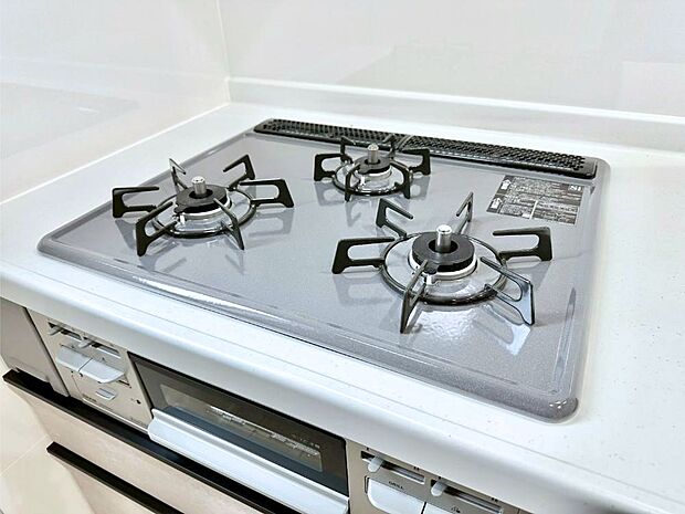 ガスコンロはＳｉセンサー搭載。火力調節や焦げ付き・消し忘れも防いでくれます。