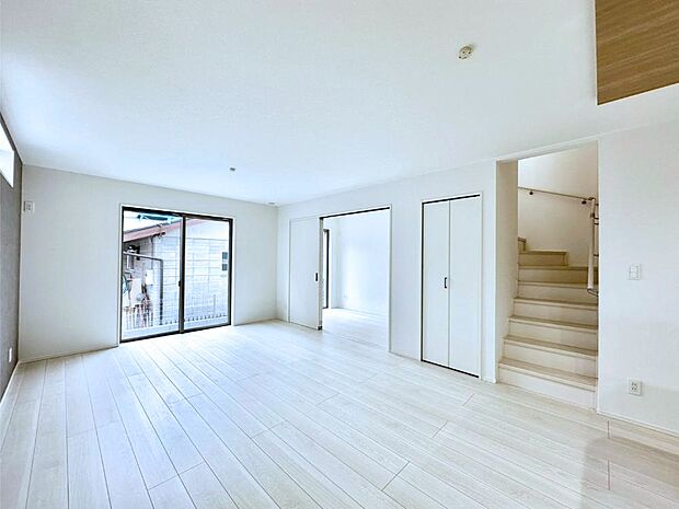 内装「ただいま」「おかえり」家族とのコミュニケーションが深まるリビングイン階段があります。 