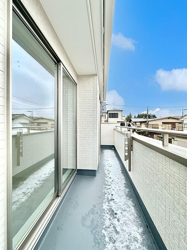 ゆったりバルコニーだから沢山お洗濯ものを干せます。
