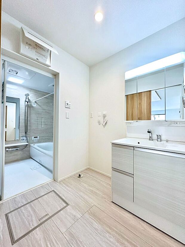 清潔感のある快適空間です。毎日の身支度も気持ち良くお使い頂けます。