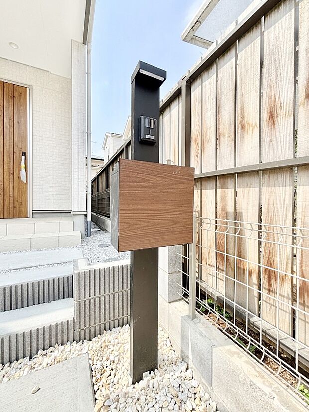 表札・インターホン・ポストをひとつに集約。エントランスになじむシンプルデザイン。