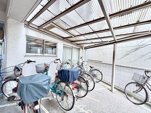 駐輪場は屋根付き