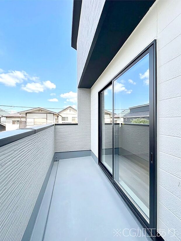 南向きのバルコニー!ご家族の洗濯物はもちろん、お布団もたっぷり干せます!