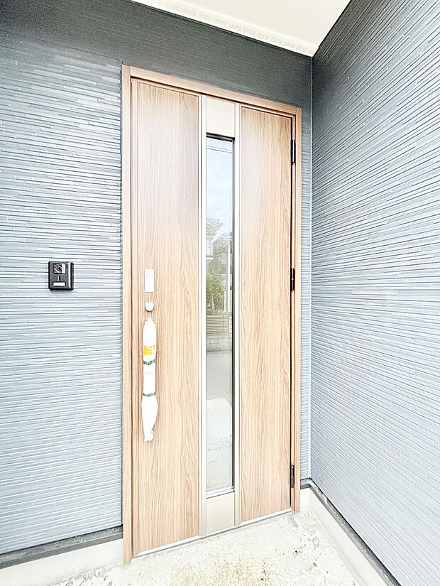 玄関前は雨が降っても濡れにくい屋根付き