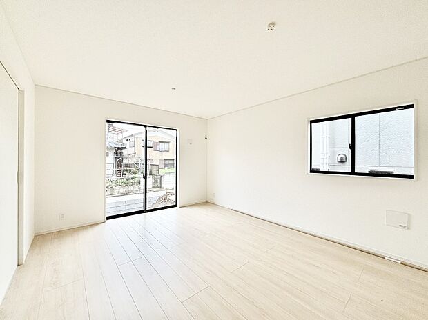 大きな窓からたっぷりの陽光と風を感じられるリビング